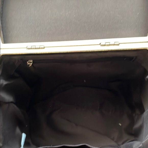 Elegant Red Handbag - Picture 6 of 7